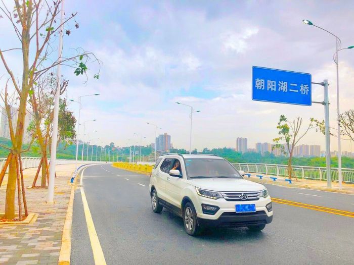 上图：汽车行驶在朝阳湖二桥上。
