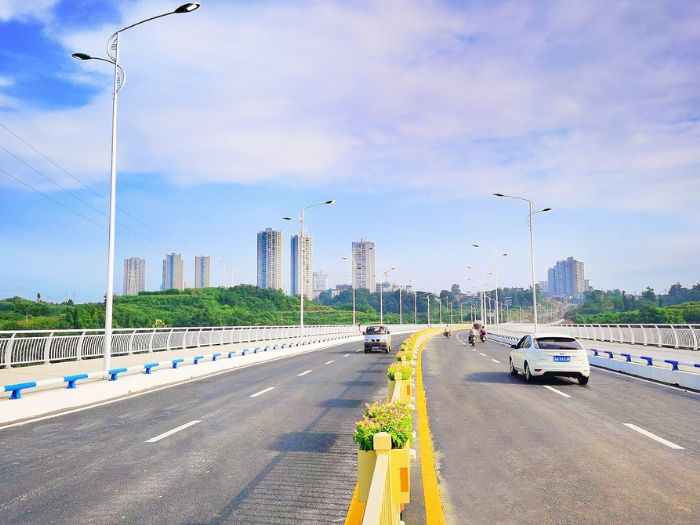 右图：安康街路全线通车。
