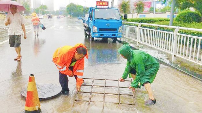 市政人员铺设防坠钢筋网。
