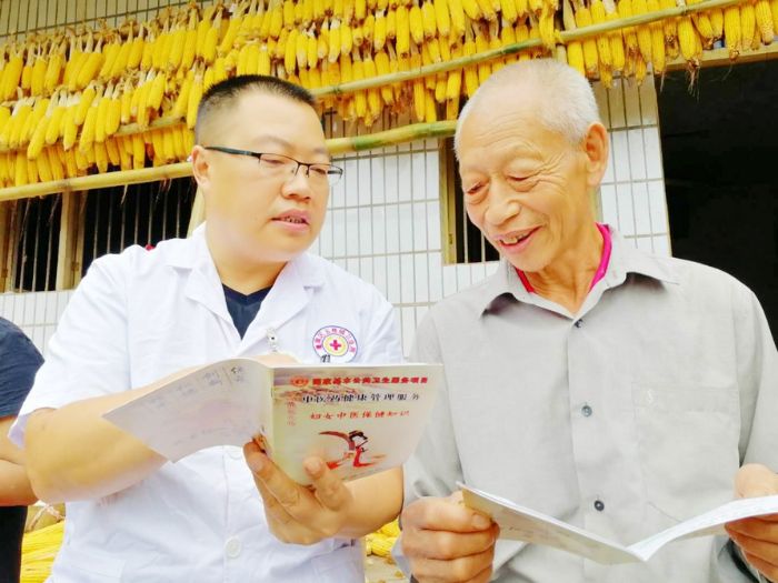 为群众讲解健康知识。
