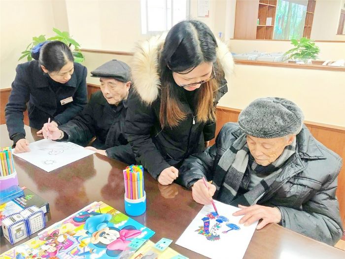 社区养老服务让老人老有所乐。
