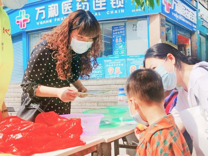 李春容在社区宣传卫生知识。

