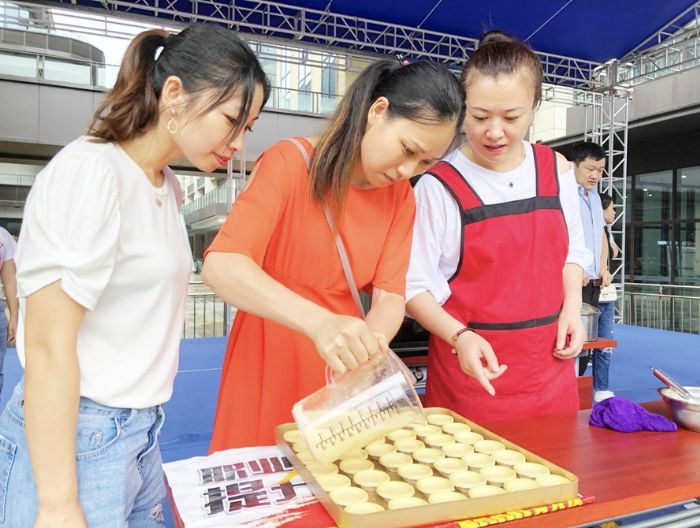 烘焙讲师为学员讲解蛋挞的制作方法。
