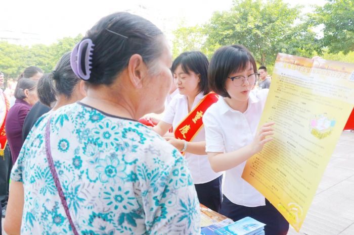 区国资委组织开展防范非法集资宣传。
