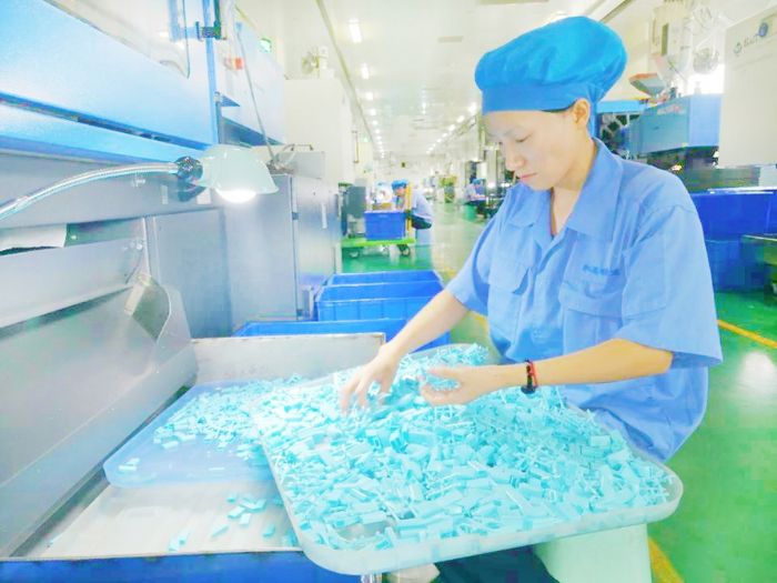 工人正在筛选新冠试剂盒。
