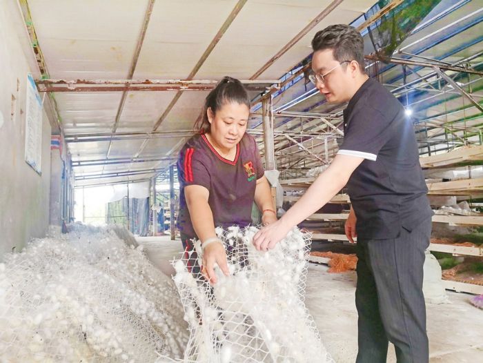 担保公司工作人员对企业融资服务满意度进行回访。

