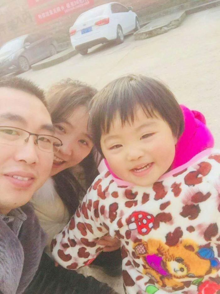 李明辉、杨静夫妻周末陪伴女儿。
