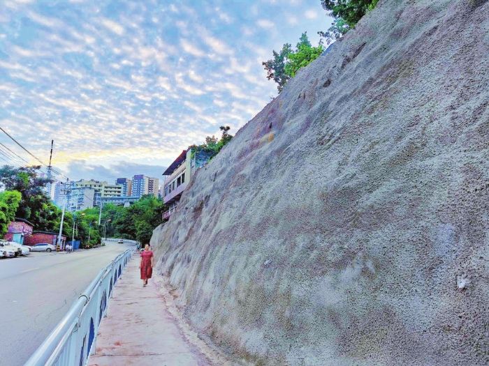 道路边危岩治理后。
