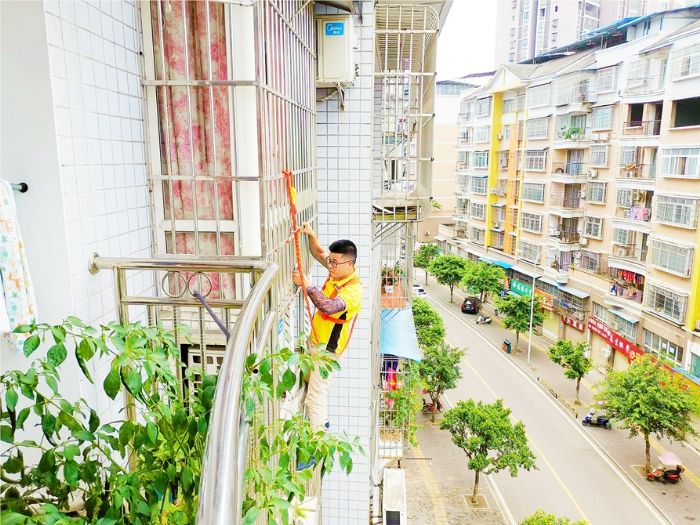 冯师傅为用户维修空调。
