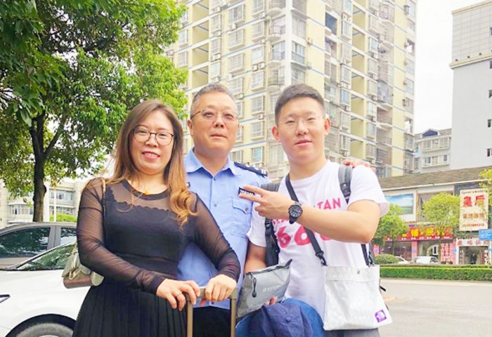 樊祥一家三口合影。
