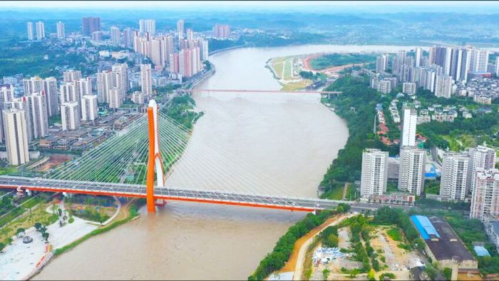 洪峰过境时潼南城区江面。
