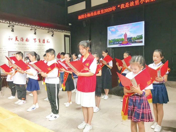 ▼小讲解员们朗诵《中国少年说》。
