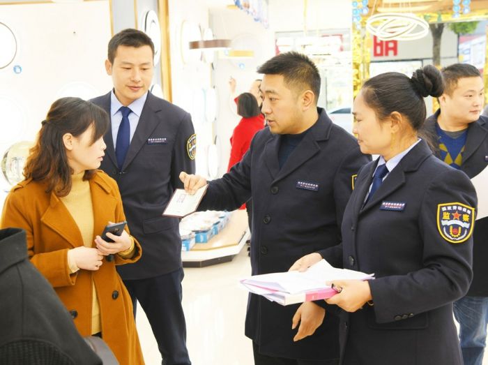 执法人员进企业开展根治欠薪行动。
