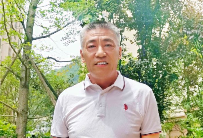 　　李伦首