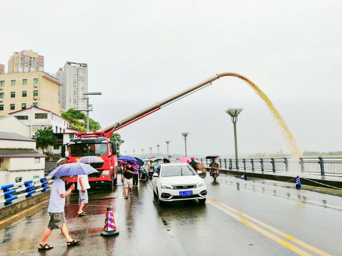 大型抽排水设备正加足马力抽排洪水。
