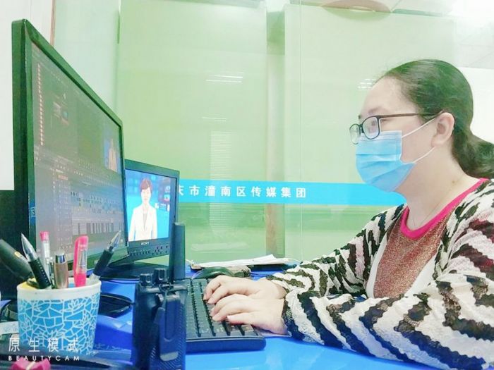 杨雯婷在制作潼南新闻。
