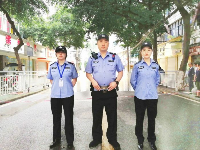 民警在被淹区域警戒。
