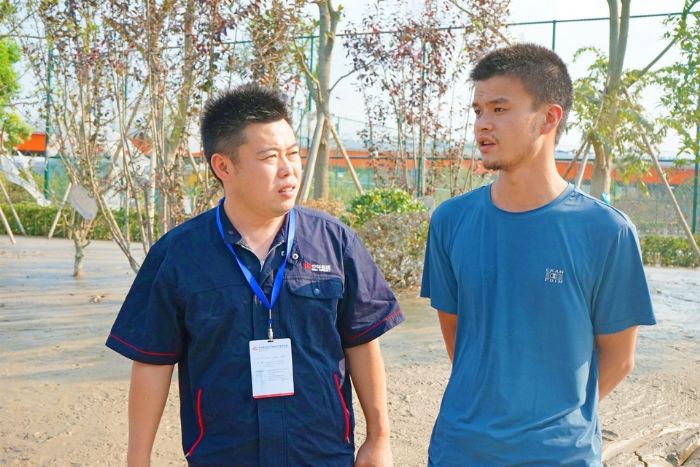 保险工作人员了解种植户受灾情况。
