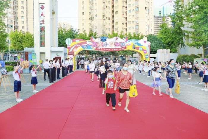 上图：迎接一年级新生。
