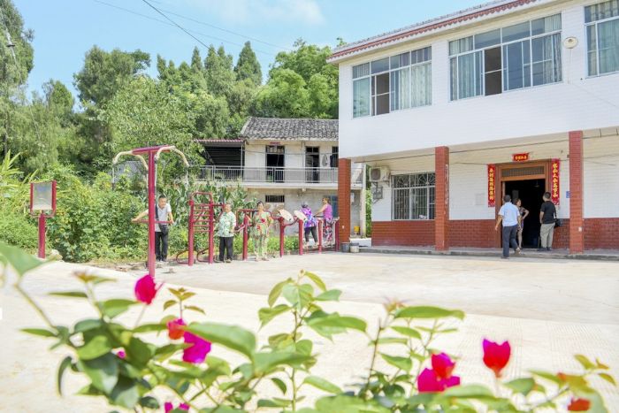 健身器材安到村民家门口。
