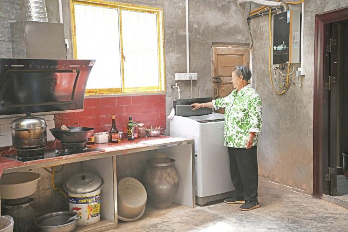 村民用上自来水和天然气。
