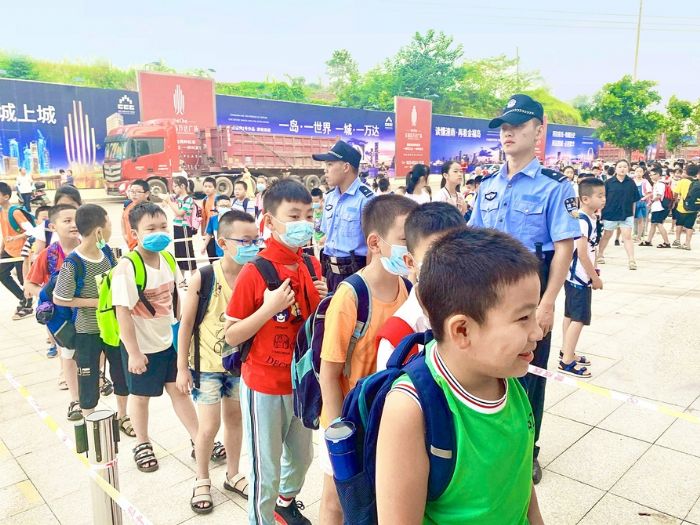 守护学生有序入校。
