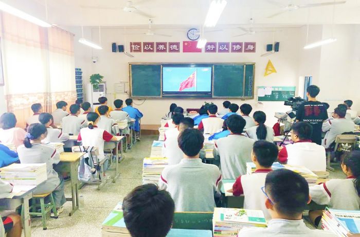 　　9月3日，纪念中国人民抗日战争暨世界反法西斯战争胜利75周年向抗战烈士敬献花篮仪式在中国人民抗日战争纪念馆举行。我区各界干部群众通过电视、网络等渠道收看现场直播。图为区实验中学师生正在收看。
