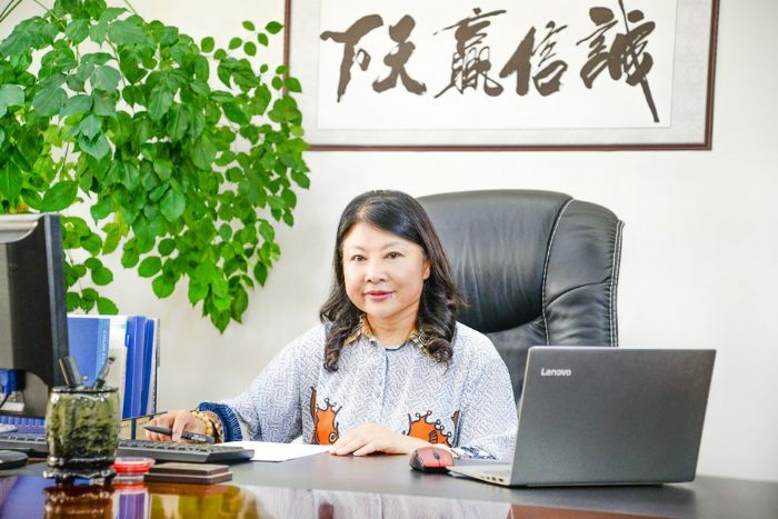 陈素华正在办公。
