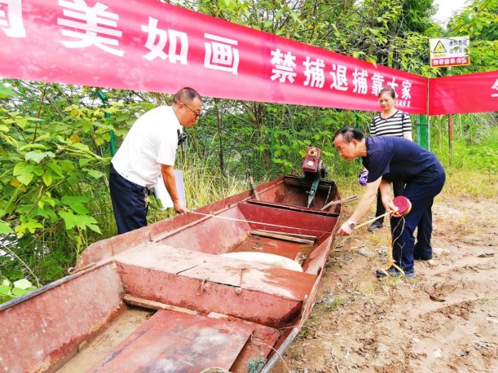 工作人员现场勘验每一条渔船。
