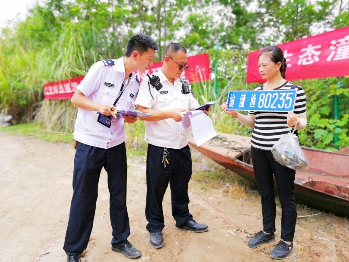 认真核对渔船信息。
