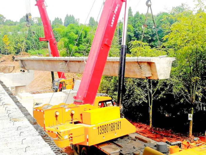 双江航电枢纽辅助道路桥梁吊装T型梁全媒体记者陈晓航摄
