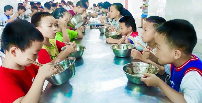 孩子们践行“光盘行动”。通讯员黄伟摄
