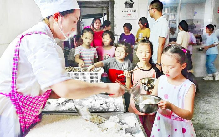 孩子们吃多少打多少。通讯员黄伟摄
