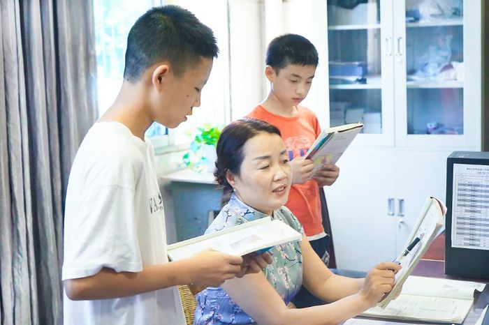 细心辅导学生。
