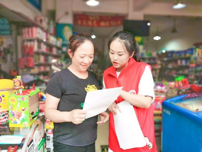 志愿者向居民宣传“光盘行动”。
