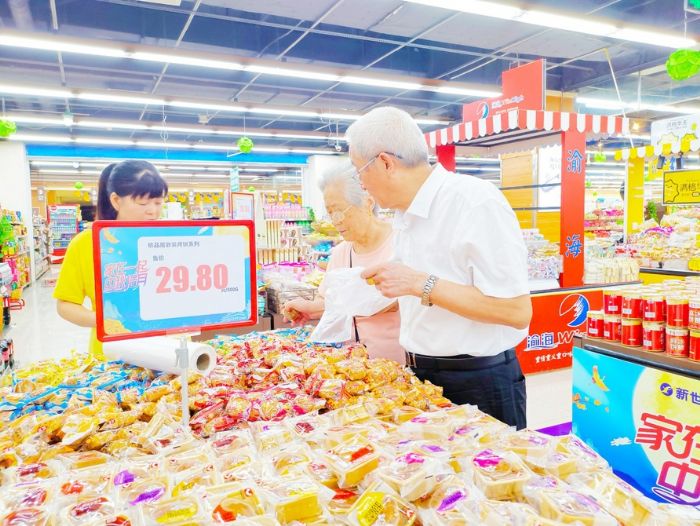 市民在选购月饼。
