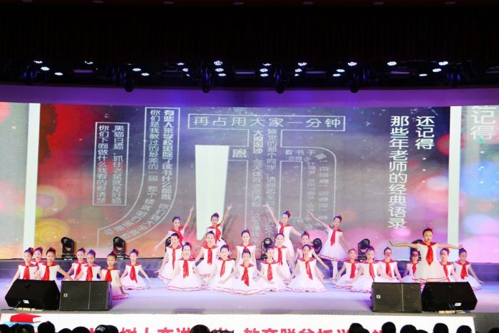 歌曲《长大后我就成了你》。
