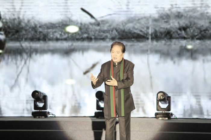 著名表演艺术家瞿弦和老师朗诵《大堰河—我的保姆》。

