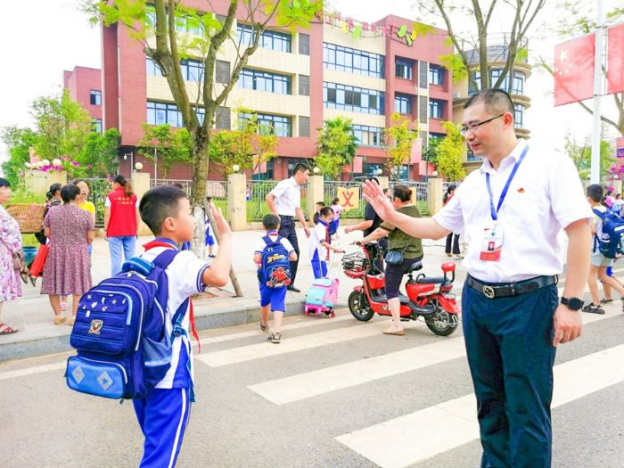 黄健察看学生到校情况。
