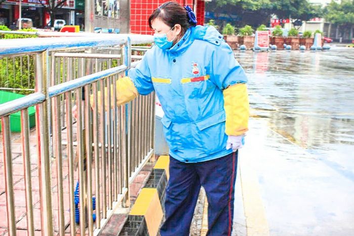 王筱在江北加油站巡查。
