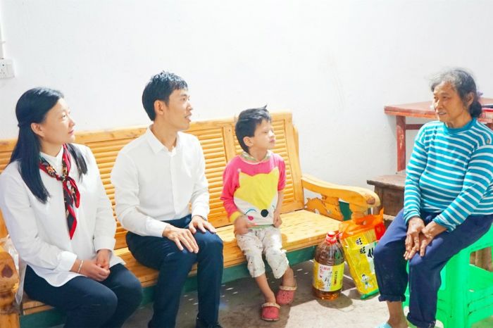 上和小学老师看望小宇婷。
