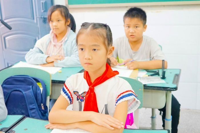 学生们在教室认真听课。
