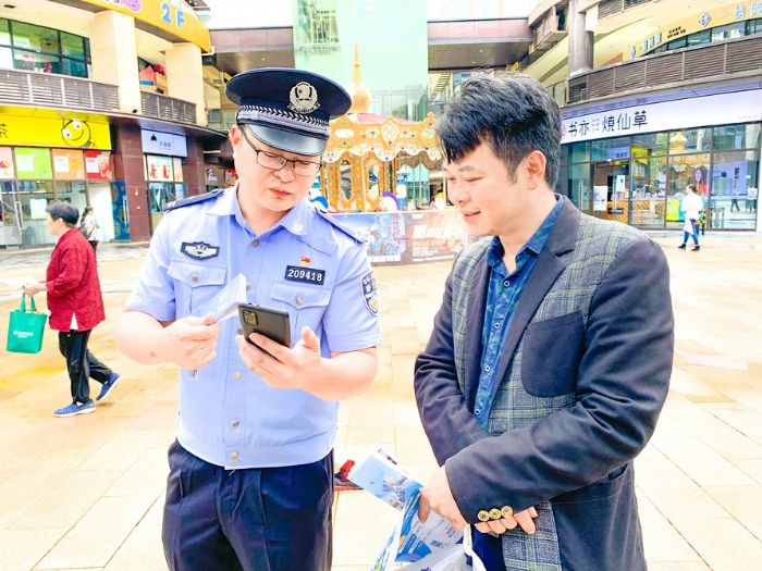 民警向市民讲解网络安全知识。
