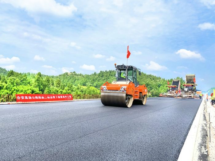 合潼安高速公路二标段沥青摊铺现场。
