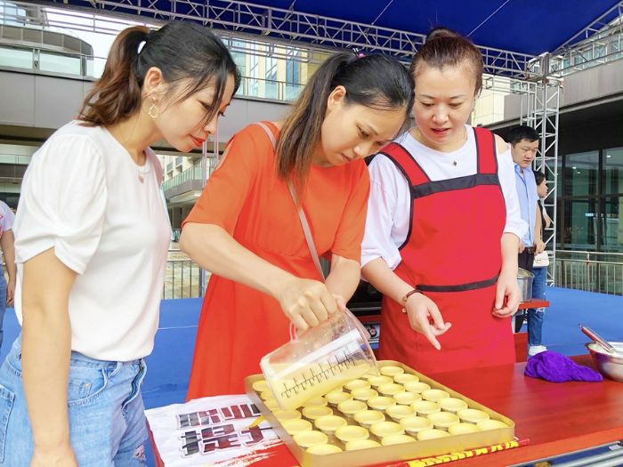 烘焙老师为学员讲解蛋挞制作方法。
