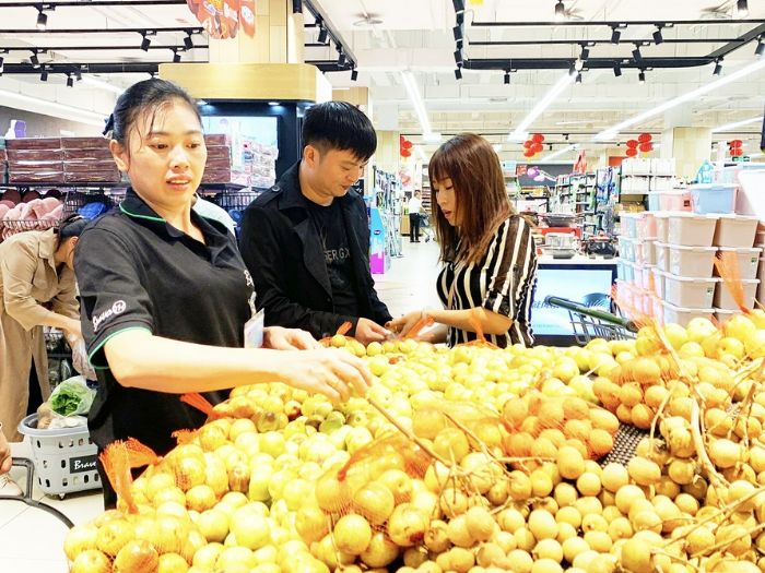 ◀市民在选购冬枣。
