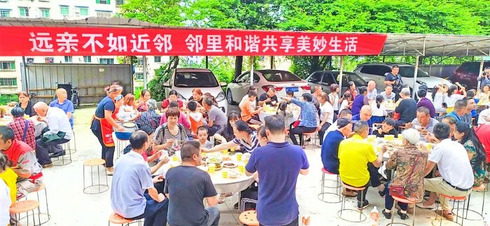 老邻居们相聚在坝坝宴上。
