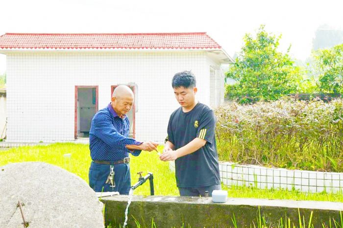花岩镇自来水厂工作人员正在检测水质。
