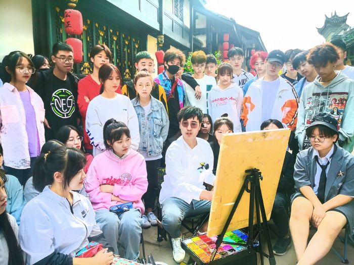 老师为学生教授作画思路。
