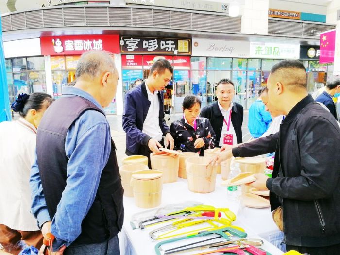 市民络绎不绝。
